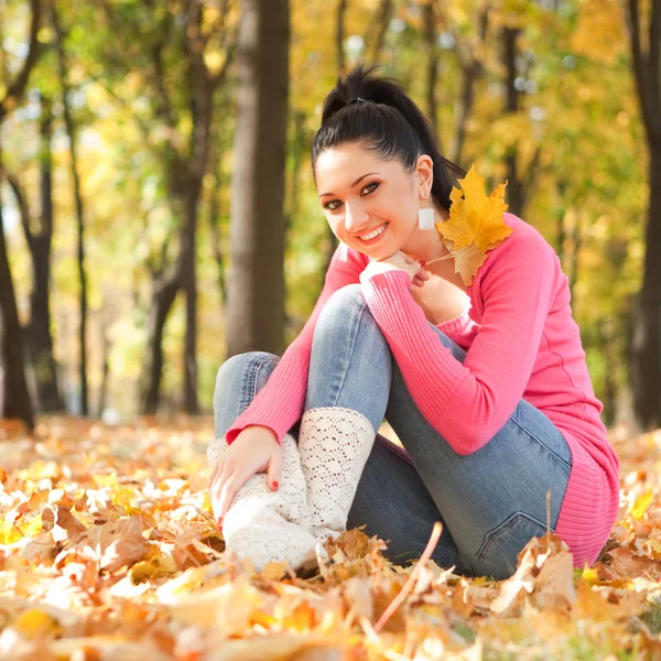 Jovem mulher bonita descansar no parque de outono — Fotografia de Stock