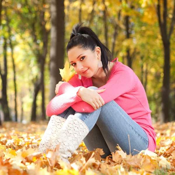 Młoda ładna kobieta w parku jesień — Zdjęcie stockowe