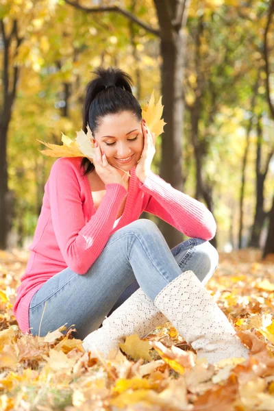 Genç güzel kadın dinlenme sonbahar Park — Stok fotoğraf