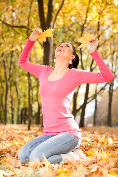 Jonge mooie vrouw in de herfst park — Stockfoto