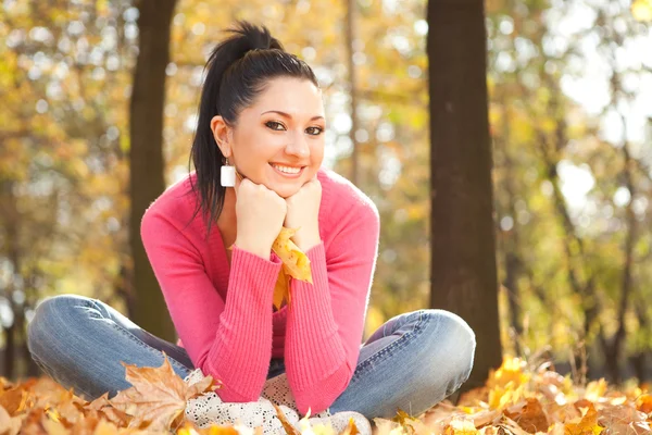 Młoda ładna kobieta w parku jesień — Zdjęcie stockowe