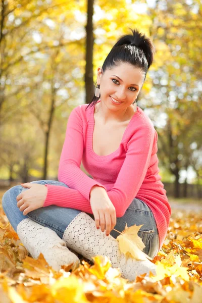 Joven mujer bonita descanso en el parque de otoño — Foto de Stock