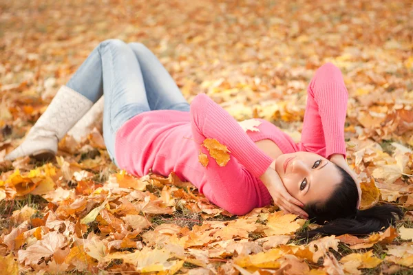 Mladá hezká žena v podzimním parku — Stock fotografie