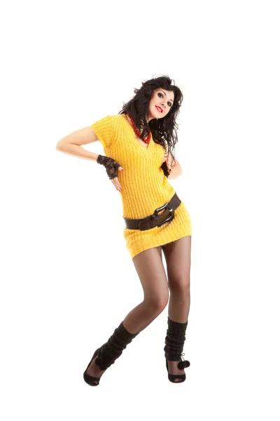 Stijlvolle vrouw in een gele jurk — Stockfoto