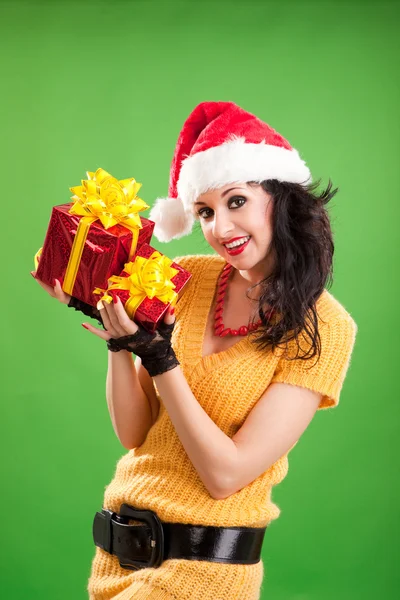 楽しいクリスマス プレゼントとサンタ女性 — ストック写真
