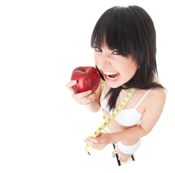 Spaßfrau mit rotem Apfel und Maßband auf der Glaswaage — Stockfoto