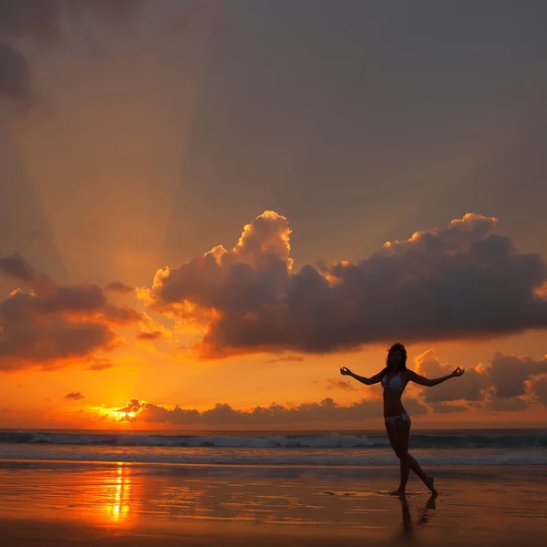 Silhouette de femme au coucher du soleil — Photo