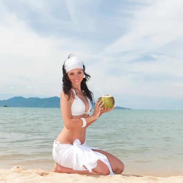 Móda pro mladé ženy s coco na pláži — Stock fotografie