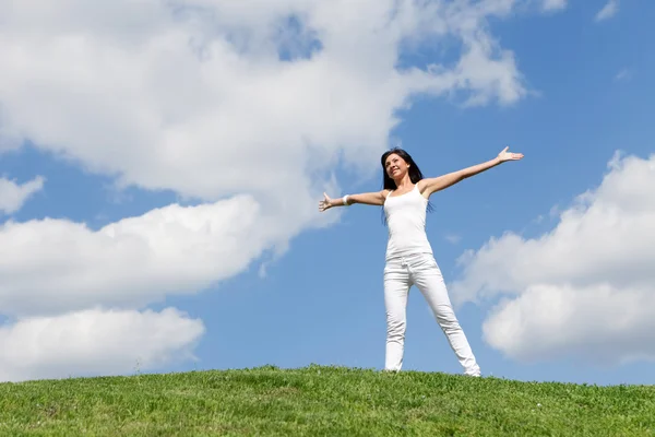 Gelukkig jonge vrouw dromen om te vliegen op wind — Stockfoto