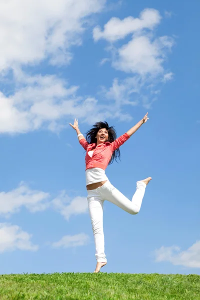 Mujer bastante joven saltando sobre hierba verde —  Fotos de Stock