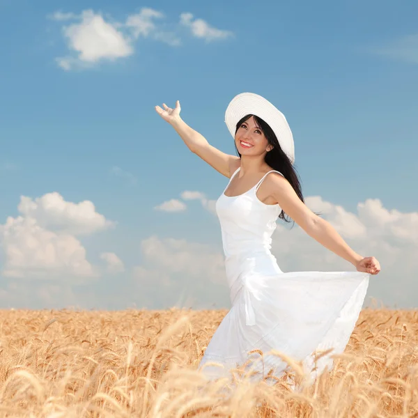 Молодая женщина на поле золотой пшеницы — стоковое фото
