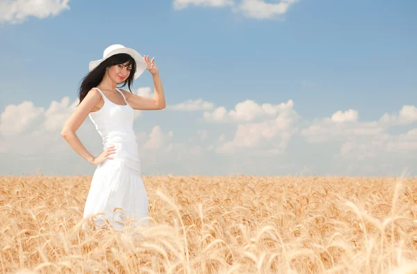 Jovem mulher em trigo dourado — Fotografia de Stock