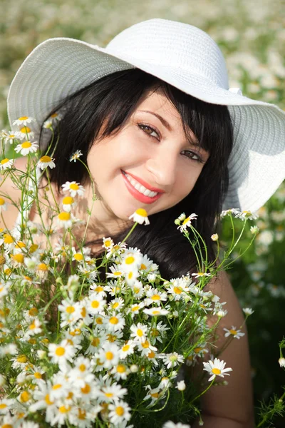 Young happy girl in the camomile field — Stock Photo, Image