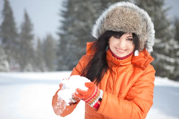 Ragazza felice che gioca con la neve nel paesaggio invernale — Foto Stock