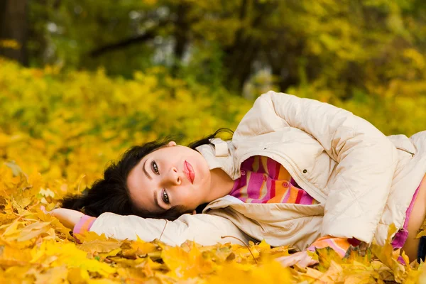 Joven mujer bonita en la hoja de otoño —  Fotos de Stock