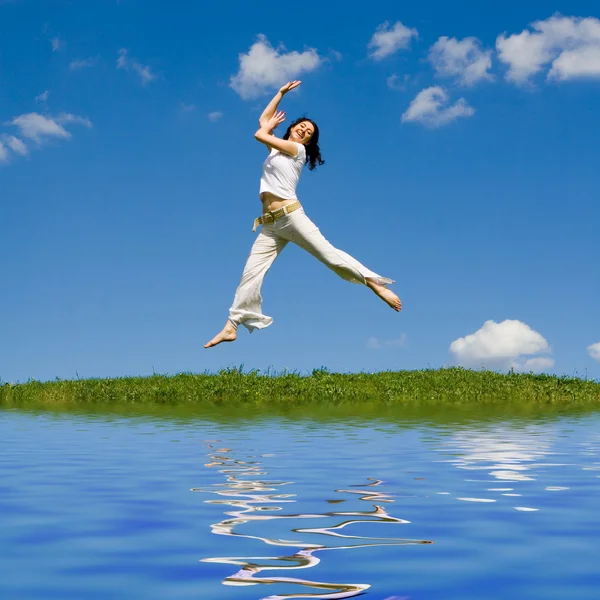 Chica saltando en el prado — Foto de Stock