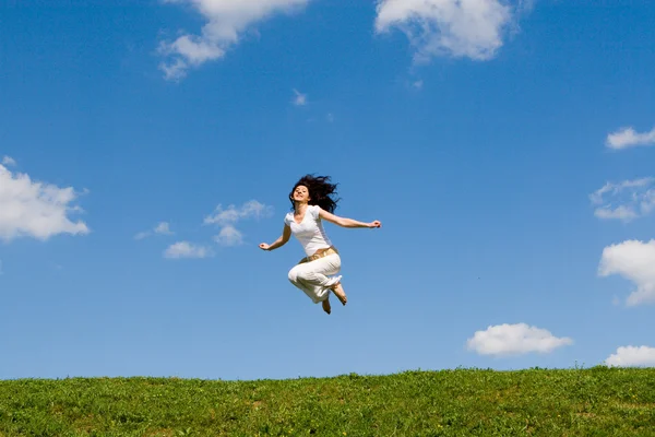 Jumping lány réten — Stock Fotó