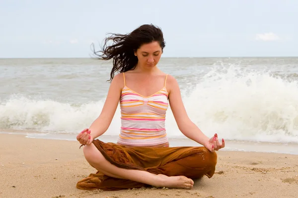 Girl meditation in the beach — Stock Photo, Image