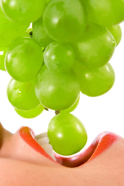 Vacker ung kvinna äta en grape — Stockfoto
