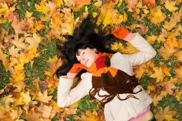 Junge hübsche Frau auf dem Herbstblatt — Stockfoto