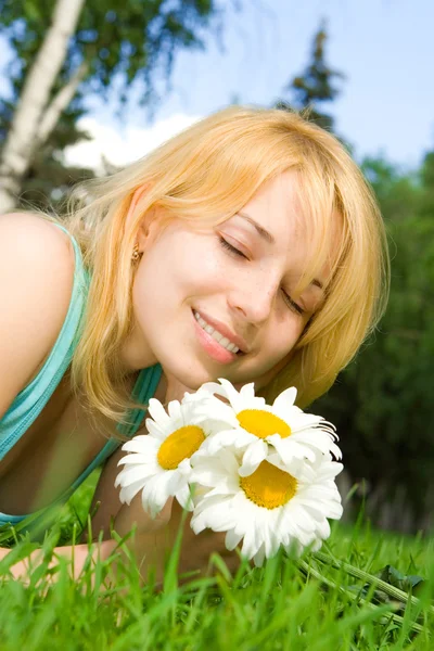 Divertente donna riposo nel parco con fiori — Foto Stock