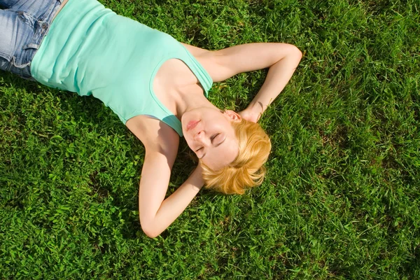 Tatlı kadın kalan çim — Stok fotoğraf