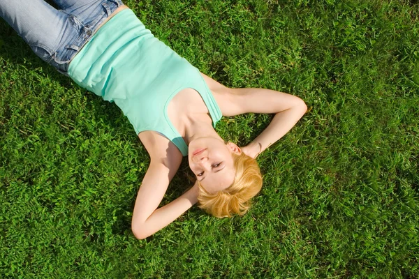 甜蜜的女人在草地上休息 — 图库照片