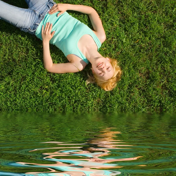 Dolce donna riposo sull'erba — Foto Stock