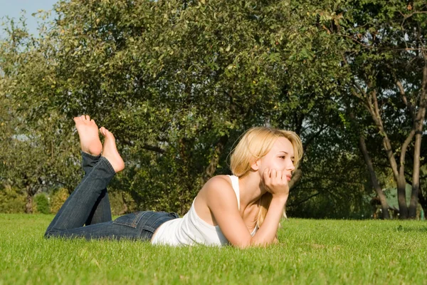 Süße Frau ruht sich auf dem Gras aus — Stockfoto