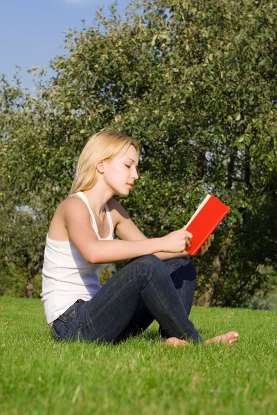 Genç sarışın Park kitap okur — Stok fotoğraf