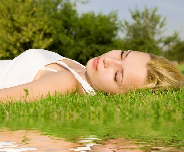 Dulce mujer descansar en la hierba verde —  Fotos de Stock