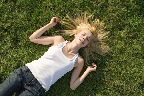 Dulce mujer descansar en la hierba — Foto de Stock