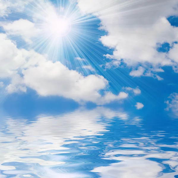 Blauwe zee en zonnige hemelachtergrond — Stockfoto