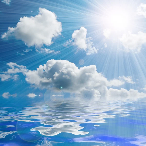 Mar azul y cielo soleado fondo —  Fotos de Stock