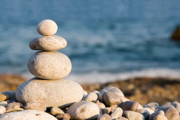 바다에 균형 잡힌된 돌 — 스톡 사진