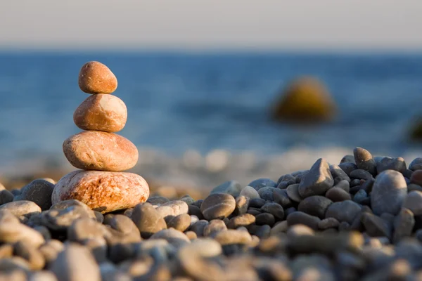 Balancierte Steine auf dem Meer — Stockfoto