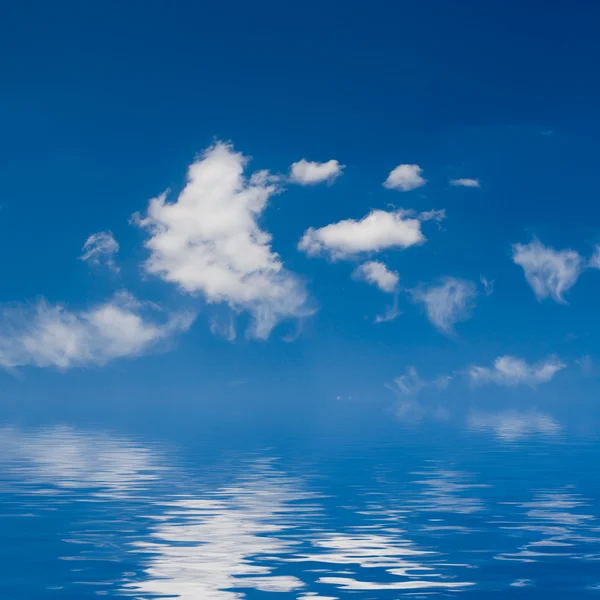 Bleu mer et ciel fond — Photo