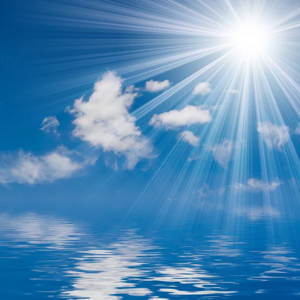 Голубое море и солнечный фон неба — стоковое фото