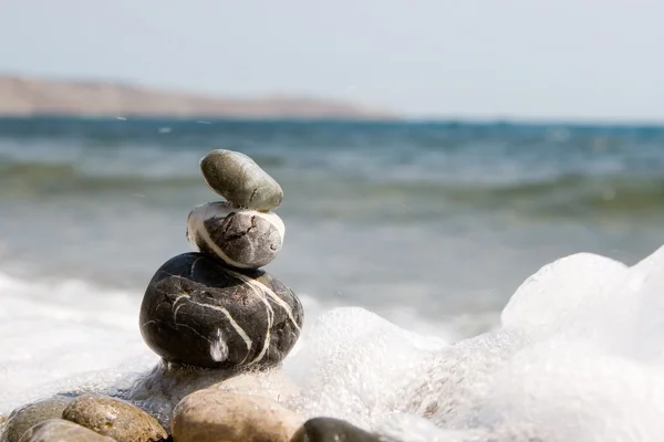 Сбалансированные камни на воде — стоковое фото