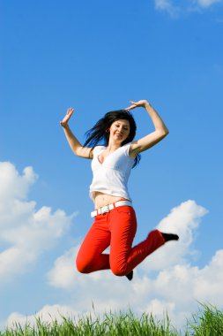 Mutlu genç kadın zıplıyor