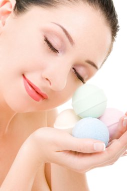 spa için aromatik topları ile genç kadın