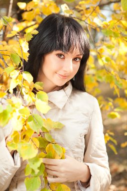 sonbahar parkta genç güzel kadın