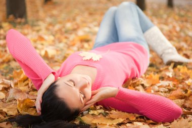 genç güzel kadın dinlenme sonbahar Park