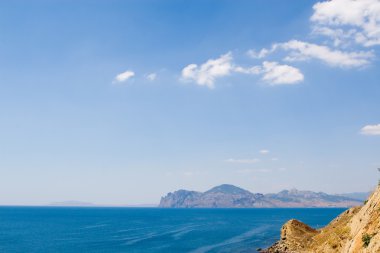 mavi deniz ve dağ manzaralı