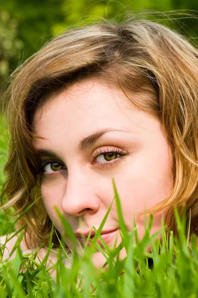 Pretty woman rest on the green grass — Stock Photo, Image