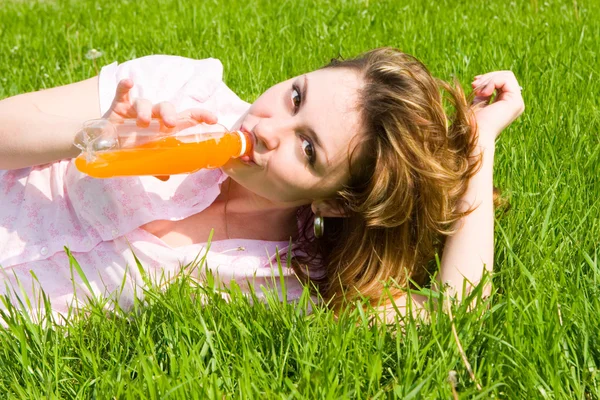Szép nő, ivás lé a nyári glade — Stock Fotó