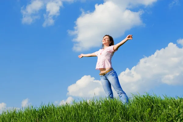 Šťastná mladá žena snů létat na větry — Stock fotografie