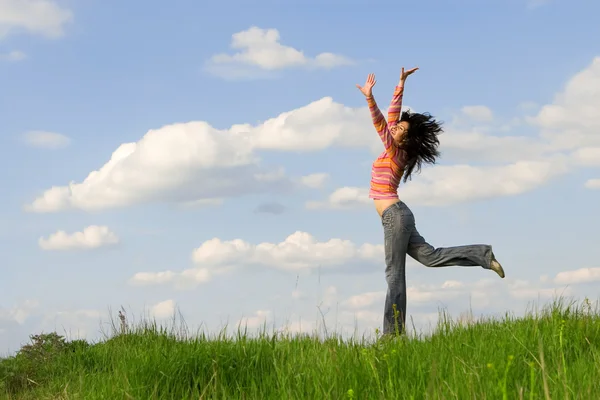 Ευτυχισμένη νεαρή γυναίκα πηδάει. — Φωτογραφία Αρχείου