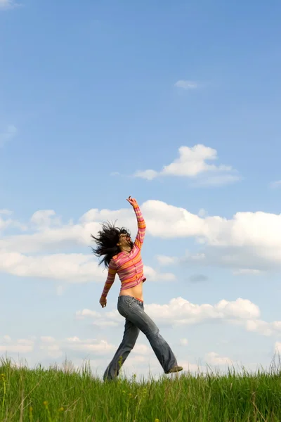 Jolie jeune femme saute — Photo