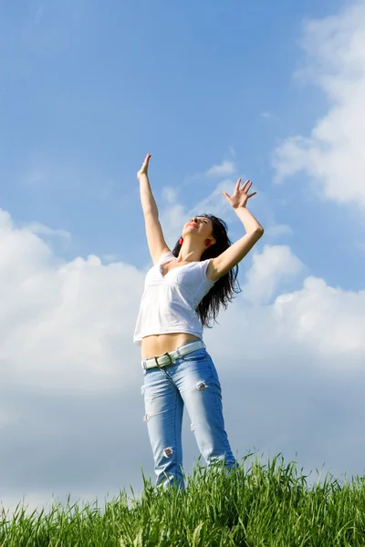 Glad ung kvinna drömmar för att flyga på vindar — Stockfoto